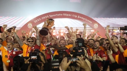 Galatasaray, şampiyonluk kupasını kaldırdı