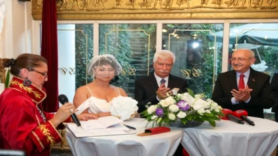 Kılıçdaroğlu, gazeteci ve Muhalif. Okur temsilcisi Faruk Bildirici ve Semra Topçu’nun nikah törenine katıldı