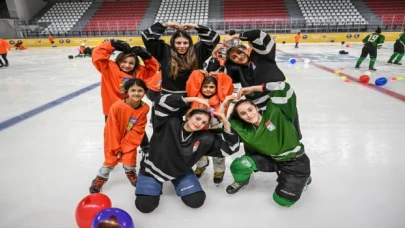 A Milli Kadın Buz Hokeyi Takımı, kız çocuklarıyla buluştu