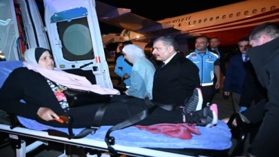 Gazzeli kanser hastalarıyla refakatçilerini Mısır’dan getiren uçaklar gece yarısı saatlerinde Türkiye’ye geldi