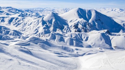 Beyaz gelinliğini giyen "Erzurum dağları kar ile boran"