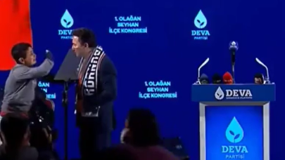 Ali Babacan konuşurken sahneye fırladı: Simit satmama izin vermiyorlar