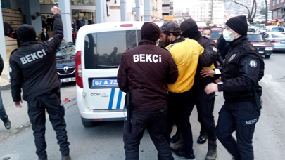 Belediye önünde benzin döküp kendisini öldürmeye çalıştı