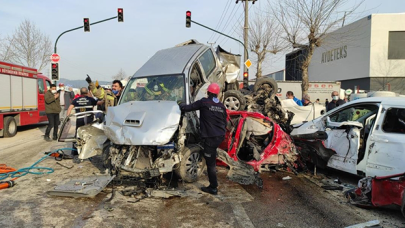 Freni patlayan TIR onlarca aracı önüne kattı: 3 ölü, 21 yaralı