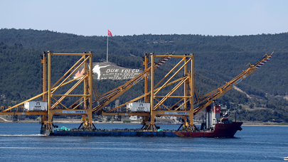 Büyük liman vinci taşıyan geminin Çanakkale Boğazı'ndan geçişi başladı