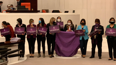 CHP'den mor örtülü protesto