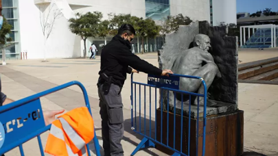 Çıplak heykel, polisi alarma geçirdi