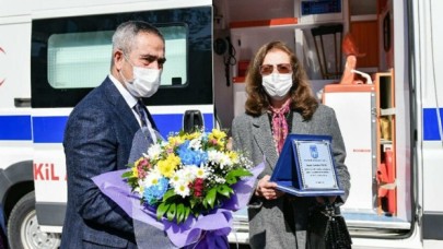 Emekli öğretmen maaşından biriktirdikleriyle belediyeye ambulans aldı