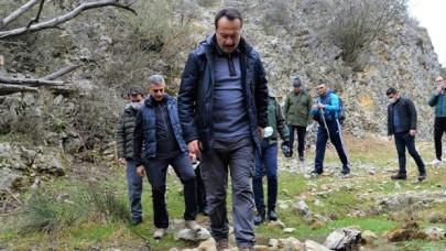 Halka uyarılarda bulunan Bilecik Valisi Şentürk, kalabalık bürokrat grubuyla doğa yürüyüşüne gitti