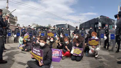 Kadınlar, Taksim Meydanı'nda oturma eylemine başladı
