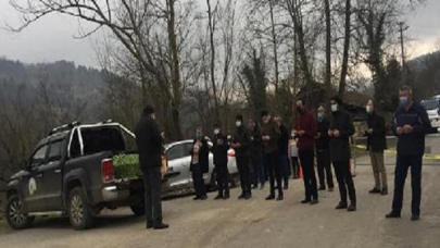 Karantinadaki köye girilemedi, cenaze namazı karakol noktasında kılındı
