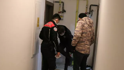 Kız arkadaşının kapısının önünde silahla kendini vurdu