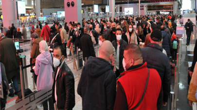 Mesafe hiçe sayıldı, bankolarda uzun kuyruklar oluştu