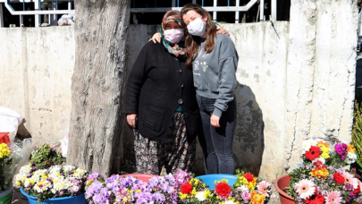 Mezarlıkta çiçek satarak kızını Oxford Üniversitesi’nde okutuyor