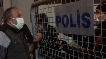 Polis yolu kapattı, evine gidemeyenler isyan etti