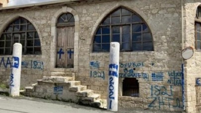 Camiye "haç" çizip, "Türklere ölüm" tehditleri yazıldı