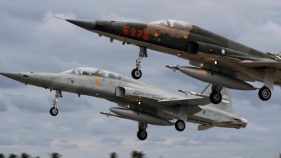 Tayvan'da iki savaş uçağı havada çarpıştı