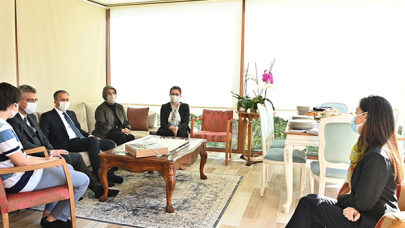 Yerlikaya'dan, salgında ölen ilk hekimin ailesine ziyaret