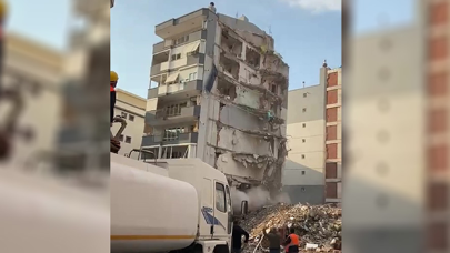 Yıkım esnasında ağır hasarlı bina, yan taraftaki binanın üzerine çöktü