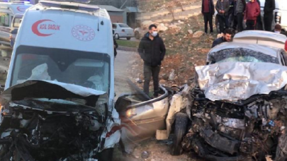 Ambulansla otomobil kafa kafaya çarpıştı