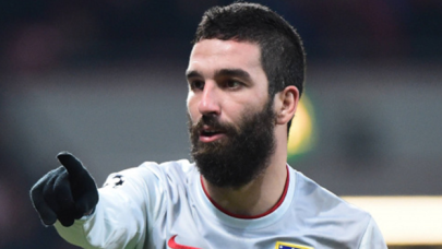 Arda Turan'dan Yedlin paylaşımı ve sert tepki: "Kırmızı kart yok, yer çekiminden olmuş"