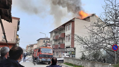 Binada yangın çıktı, Kovid-19 hastaları hastaneye kaldırıldı