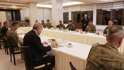 Cumhurbaşkanı Erdoğan, askerlerle iftar yaptı