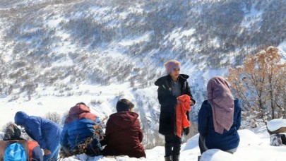Derslere girebilmek için her gün 2 kilometre yürüyorlar