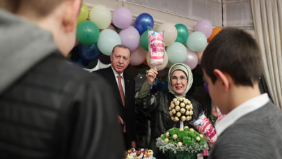 Erdoğan ve eşi çocuklarla iftarda buluştu
