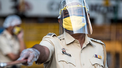 Hindistan'da maske takmayana ilginç ceza: Ördek yürüyüşü