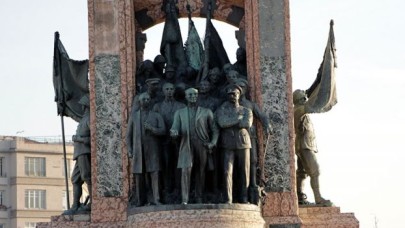 Taksim Cumhuriyet Anıtı'nda yıllardır fark edilmeyen ayrıntı;