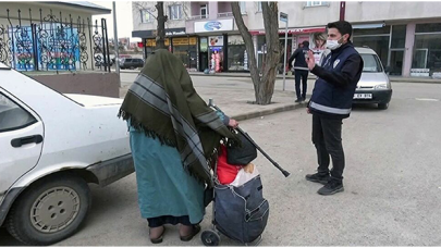 Testi pozitif çıkan kadın, ambulansa binmemek için 1.5 saat direndi