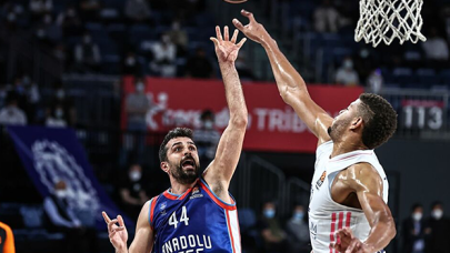 Anadolu Efes, Real Madrid'i yendi, Dörtlü Final'e yükseldi