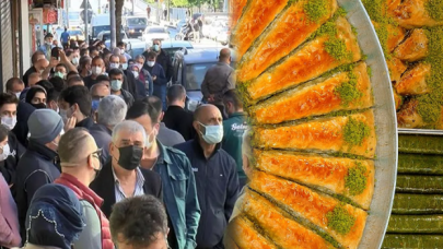 Baklavacı önünde metrelerce uzunlukta sabah kuyruğu: "Herkes açılmadan sıraya giriyor"