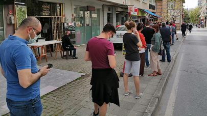 Nöbetçi eczanelerin önünde metrelerce kuyruk