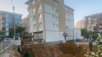 Pendik'te istinat duvarı çöken 5 katlı bina boşaltıldı