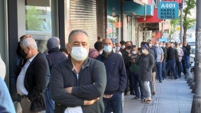 Sosyal mesafe hiçe sayıldı: Baklavacı önünde ucuz tatlı kuyruğu