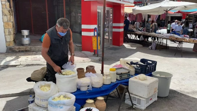 3 dil bilen rehber, pazarda peynir satıyor