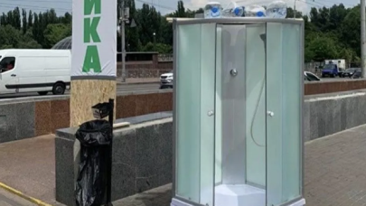 Aşırı sıcaklara karşı sokaklara seyyar duşakabin