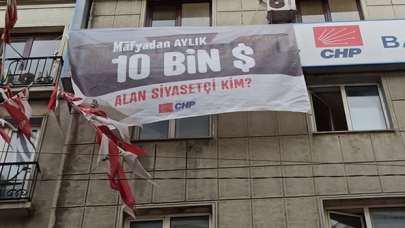CHP'den 'Mafyadan aylık 10 bin dolar alan siyasetçi kim?' pankartı