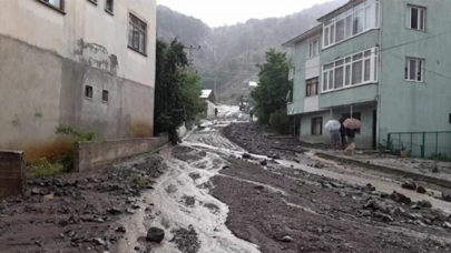 Giresun'da dere taştı, yollar çamurla kaplandı