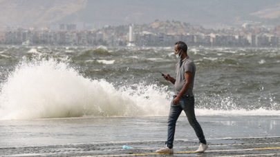 İzmir'de sıcak ve fırtına: Çatılar uçtu, vapur seferleri durdu