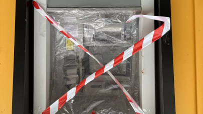 Kartı sıkışan genç ATM’yi taşladı