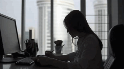 Mimar Sinan Üniversitesi’ni dereceyle bitirdi, garson olarak işe başladı