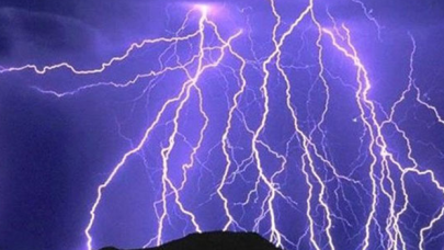 Parkta otururken yıldırım isabet etti