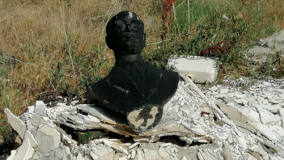 Atatürk büstünü yakıp çöpe attılar!