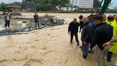 Bakan Soylu, sele teslim olan Rize ve Artvin'i ziyaret etti