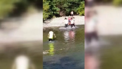 Boğulma tehlikesi geçiren baba ve 3 çocuğunu kurtaran kişi boğuldu