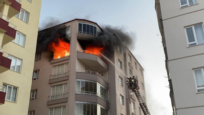 Ev yangınında faciadan dönüldü: 10 kişi hastaneye kaldırıldı