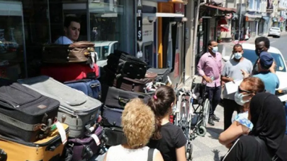 Havalimanlarında unutulan eşyalar satışta! 4 bin liralık telefon bin liraya gitti